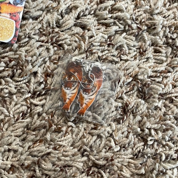 Nwt cincinnati bengal tiger earrings - Picture 5 of 6